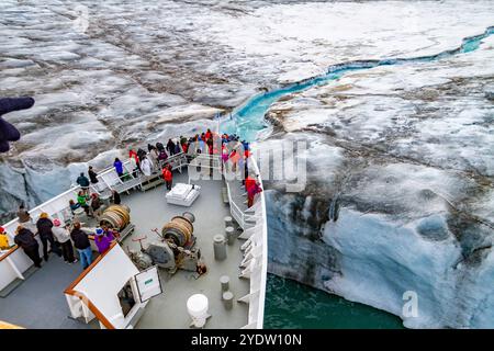 Das Lindblad-Expeditionsschiff National Geographic Explorer in der Nähe des Gletscherabflusses im Svalbard-Archipel, Norwegen, Arktis, Europa Stockfoto