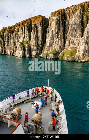 Das Lindblad-Expeditionsschiff National Geographic Explorer nahe Cape Fanshawe im Svalbard-Archipel, Norwegen, Arktis, Europa Stockfoto