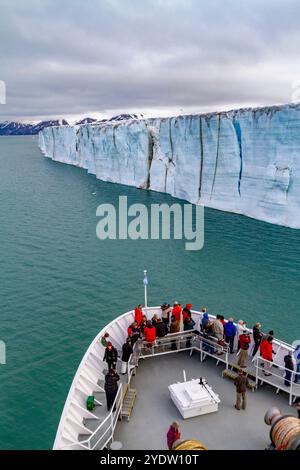 Das Lindblad Expeditionsschiff National Geographic Explorer in der Nähe eines Gletschers im Svalbard Archipel, Norwegen, Arktis, Europa Stockfoto