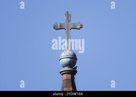 Kreuz auf dem Turm einer protestantischen Kirche in Köln Stockfoto