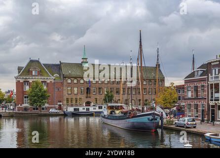 Das Galgewater ist Teil des Alten Rheins in der niederländischen Stadt Leiden und auch der Name der Straße im Zentrum von Leiden entlang des Wassers Stockfoto