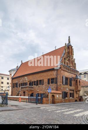 Das Haus von Perkunas ist eines der originellsten und gotischen Bauwerke in der Altstadt von Kaunas, Litauen, Europa Stockfoto