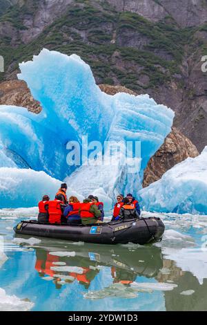 Gäste der Lindblad Expeditions bringen National Geographic Sea Bird während des Zodiac-Betriebs in Tracy Arm, Südost-Alaska Stockfoto