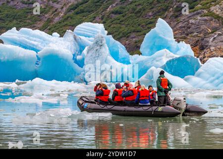 Gäste der Lindblad Expeditions bringen National Geographic Sea Bird während des Zodiac-Betriebs in Tracy Arm, Südost-Alaska Stockfoto