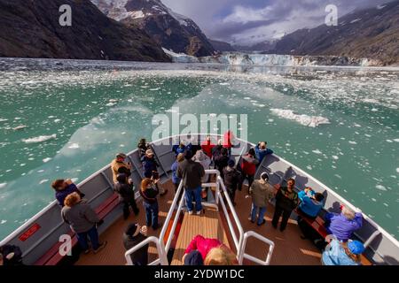 Gäste der Lindblad Expeditions Schiff National Geographic Sea Bird im Glacier Bay National Park, UNESCO, Südost-Alaska Stockfoto