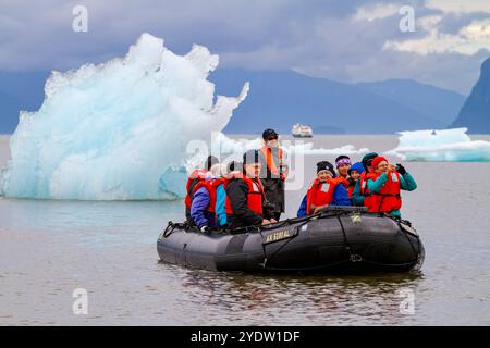 Gäste der Lindblad Expeditions bringen National Geographic Sea Bird während des Zodiac-Betriebs in der Nähe des LeConte-Gletschers im Südosten Alaskas Stockfoto