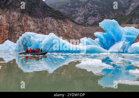 Gäste der Lindblad Expeditions bringen National Geographic Sea Bird während des Zodiac-Betriebs in Tracy Arm, Südost-Alaska Stockfoto