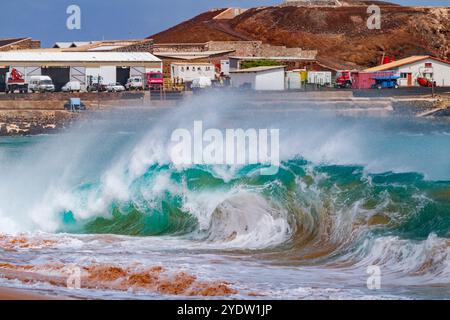 Riesige Wellen brechen am Strand von Ascension Island im tropischen Atlantik, Südatlantik Stockfoto