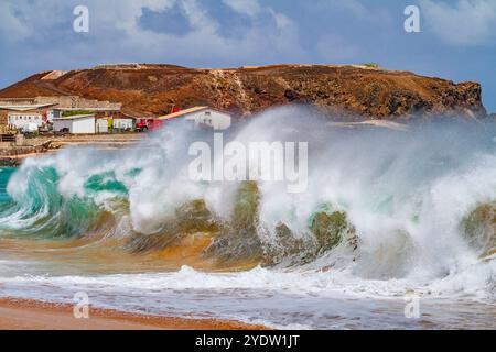 Riesige Wellen brechen am Strand von Ascension Island im tropischen Atlantik, Südatlantik Stockfoto