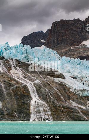 Blick auf die Gletscher und Berge des Drygalski Fjords auf der Südostseite von Südgeorgien, Südpolarregionen Stockfoto