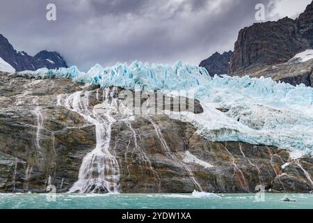 Blick auf die Gletscher und Berge des Drygalski Fjords auf der Südostseite von Südgeorgien, Südpolarregionen Stockfoto