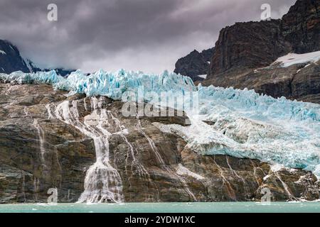 Blick auf die Gletscher und Berge des Drygalski Fjords auf der Südostseite von Südgeorgien, Südpolarregionen Stockfoto