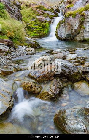 Blick auf einen Wasserfall in der Fortuna Bay an der Nordküste von Südgeorgien, Südpolarregionen Stockfoto