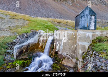 Blick auf den Wasserfall in der Nähe von Grytviken, Schwedisch für Pot Cove, auf Südgeorgien im Südatlantik, Polarregionen Stockfoto