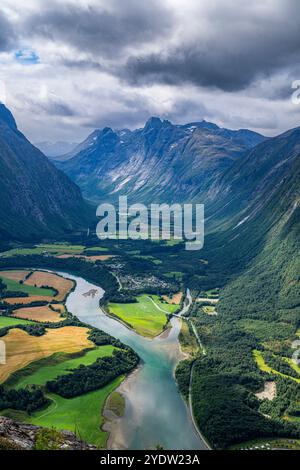 Blick über die bergige Landschaft rund um Andalsnes, mehr oder Romsdal, Norwegen, Skandinavien, Europa Stockfoto