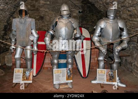 Panzerung aus Vollmetallplatten, 15. Bis 16. Jahrhundert, ausgestellt auf der Burg Kapušany, Bergkette Čergov, Westkarpaten, Region Prešov, Slowakei Stockfoto