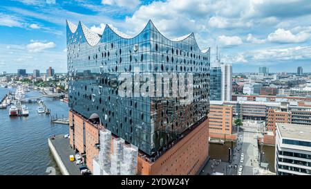 Aus der Vogelperspektive der Elbphilamonie das Hamburger Opernhaus mit Blick auf die Stadt Hamburg, Deutschland, Europa Stockfoto