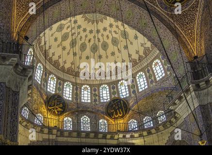 Die Yeni Cami, was neue Moschee bedeutet, ist eine osmanische Kaisermoschee in Istanbul, Türkei. Innenraum Stockfoto