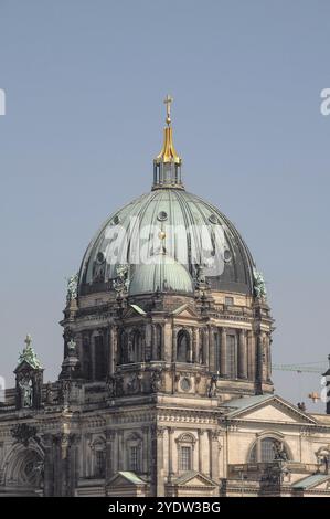 Blick auf die Kuppel des Berliner Doms vor blauem Himmel, Berlin, Deutschland, Europa Stockfoto