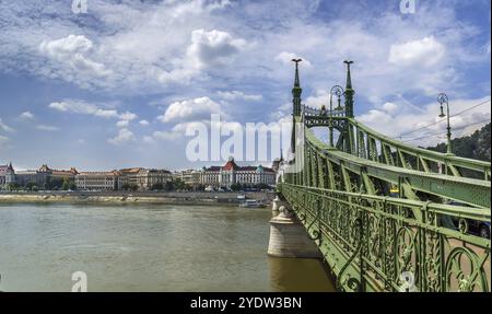 Die Freiheitsbrücke in Budapest, Ungarn, verbindet Buda und Pest über die Donau Stockfoto
