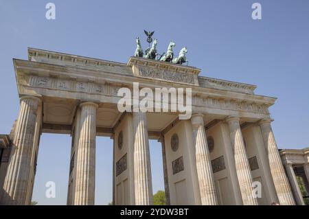 Blick auf das Brandenburger Tor mit der Quadriga von schräg unten, Berlin, Deutschland, Europa Stockfoto