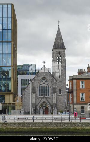 Makelloses Herz der Mary Kirche am Ufer des Liffey River, Dublin, Irland, Europa Stockfoto