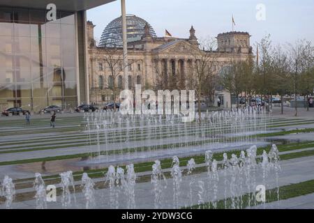 Brunnen und Reichstagsgebäude im Abendlicht mit Bäumen und klarem Himmel, Berlin, Deutschland, Europa Stockfoto