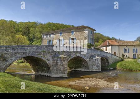 Alte Steinbrücke im Dorf Saint-Jean-de-Cole, Département Dordogne, Frankreich, Europa Stockfoto