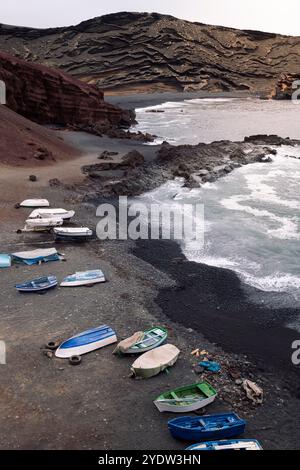 Fischerboote an einem vulkanischen Strand Stockfoto
