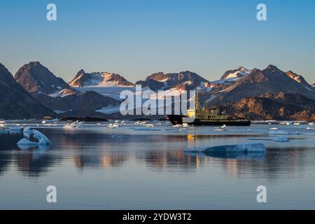 Trawler im Gebirgsfjord, Kulusuk, Grönland, Dänemark, Polarregionen Stockfoto