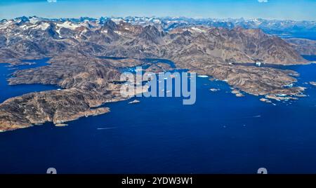 Luftlinie der bergigen Küste um Kulusuk, Grönland, Polarregionen Stockfoto