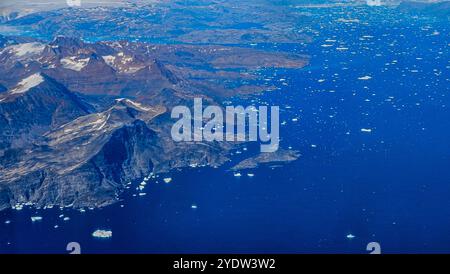 Luftlinie der bergigen Küste um Kulusuk, Grönland, Polarregionen Stockfoto