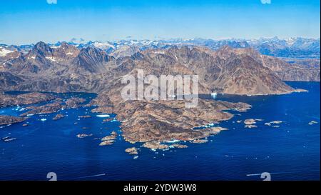 Luftlinie der bergigen Küste um Kulusuk, Grönland, Polarregionen Stockfoto