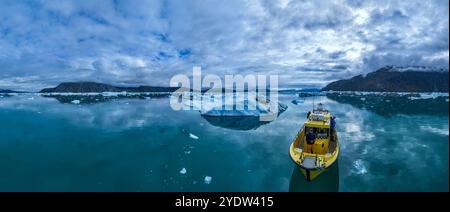 Luftaufnahme eines kleinen Bootes, das im Nuuk-Eisfjord, Westgrönland, Dänemark, Polarregionen vor Anker liegt Stockfoto