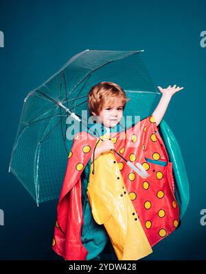 Frohe Kindheit. Die Herbststimmung und das Wetter sind warm und sonnig und Regen ist möglich. Der Herbst ist eine schöne und farbenfrohe Jahreszeit. Menschen in Stockfoto