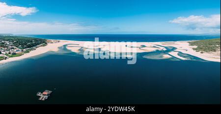 Die Lagoa de Albufeira, eine malerische Lagune, die sich an einem wunderschönen Strand öffnet, die Praia da Lagoa de Albufeira, Costa da Caparica Küste, Portugal Stockfoto