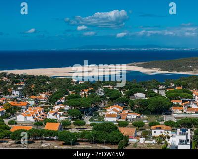 Die Lagoa de Albufeira, eine malerische Lagune, die sich an einem wunderschönen Strand öffnet, die Praia da Lagoa de Albufeira, Costa da Caparica Küste, Portugal Stockfoto