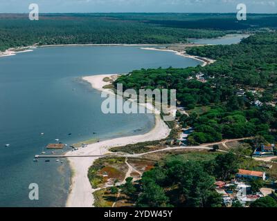 Die Lagoa de Albufeira, eine malerische Lagune, die sich an einem wunderschönen Strand öffnet, die Praia da Lagoa de Albufeira, Costa da Caparica Küste, Portugal Stockfoto