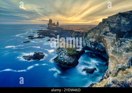 Die Londrangar Klippen auf der Halbinsel Snaefellsnes bei Sonnenuntergang, Island, Polarregionen Stockfoto