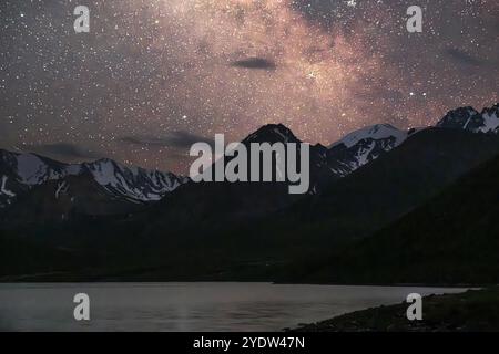 Nachthimmel und Milchstraße über die Landschaft des Kol-Ukok Sees mit Sternen und Gelassenheit, Kirgisistan, Zentralasien und Asien Stockfoto