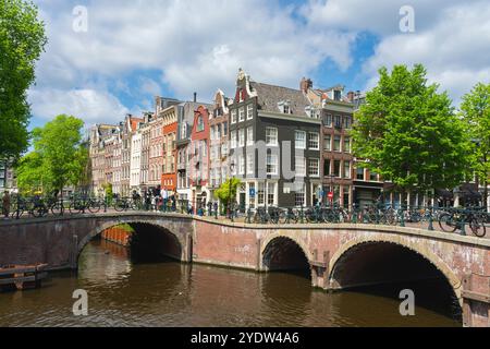 Brücken an der Kreuzung der Kanäle Leliegracht und Keizersgracht, Amsterdam, Niederlande, Europa Stockfoto