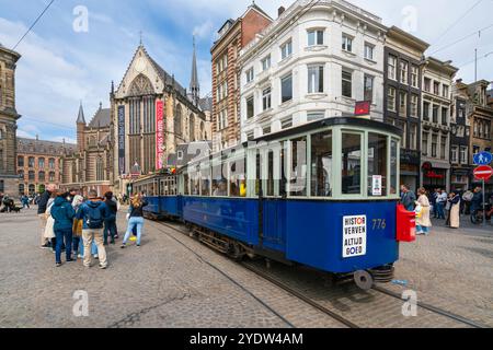 Blaue Straßenbahn und die neue Kirche (de Nieuwe Kerk) im Hintergrund am Dam-Platz, Amsterdam, Niederlande, Europa Stockfoto