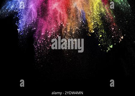 Abstrakte mehrfarbige Pulverexplosion auf schwarzem Hintergrund. Freeze-Bewegung von bunten Staubpartikeln Spritzen. Lackiertes Holi Stockfoto