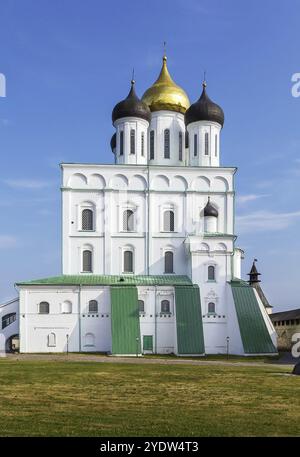 Die Dreifaltigkeitskathedrale befindet sich im Pskov Krom oder Kreml. Das heutige Gebäude wurde ab 1691 erbaut und 1699 eingeweiht Stockfoto