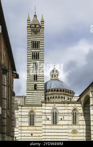 Die Kathedrale von Siena (Duomo di Siena) ist eine mittelalterliche Kirche in Siena, Italien. Kuppel und Glockenturm. Die Kathedrale selbst wurde ursprünglich entworfen und fertiggestellt Stockfoto