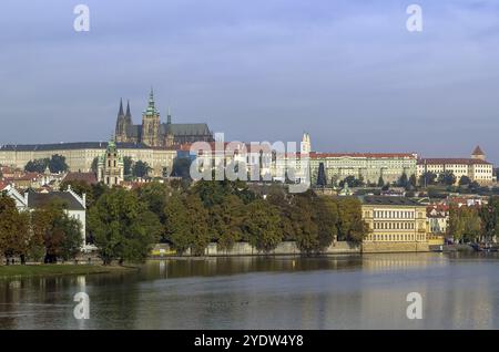 Blick auf die Prager Burg von der Legionsbrücke, tschechische republik Stockfoto