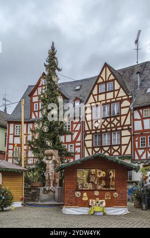 Platz mit Weihnachtsmarkt in der Altstadt von Limburg, Deutschland, Europa Stockfoto