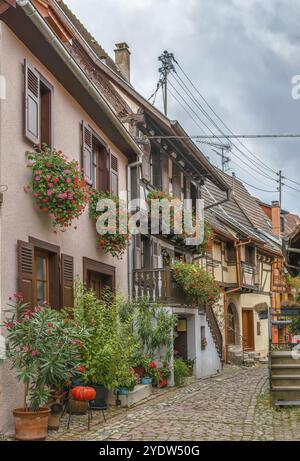 Malerische historische Straße in Eguisheim, Elsass, Frankreich, Europa Stockfoto