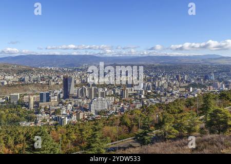 Blick auf neue Gegenden von Tiflis vom Turtle Lake, Georgien, Asien Stockfoto