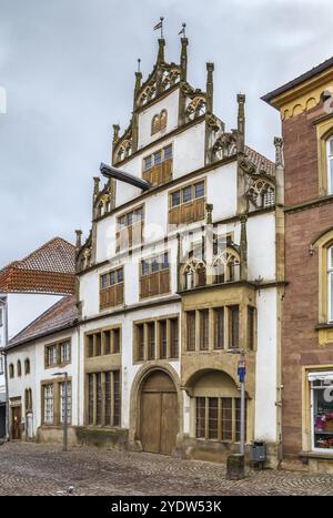 Straße mit dekorativen Fachwerkhäusern im Stadtzentrum von Lemgo, Deutschland, Europa Stockfoto